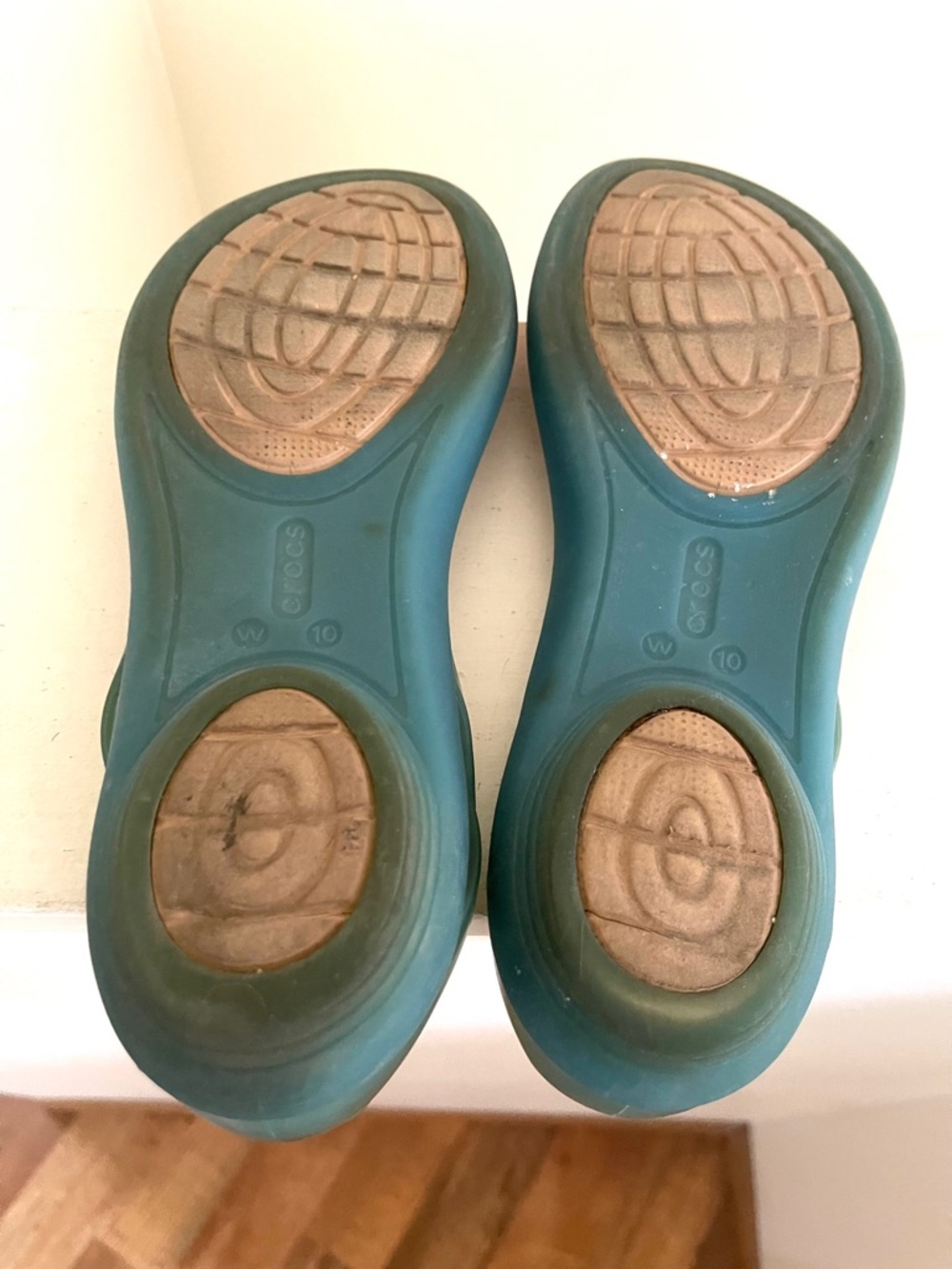 Vintage Women’s Green Strappy Iconic CROCS Sandals with Orange & Yellow Accents - Picture 9 of 9